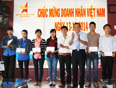 Ông Lê Hữu Hoàng trao học bổng cho sinh viên nghèo vượt khó.